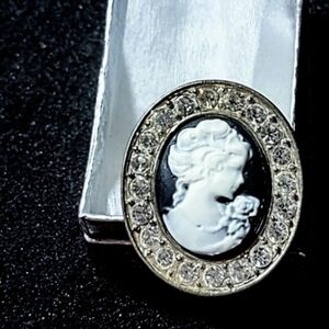 Cameo Crystal Ring NIP